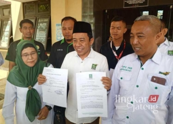 Ketua DPC PKB Pati, Bambang Susilo, bersama pengurus DPC PKB lainnya memperlihatkan laporan yang dilayangkan ke Polresta Pati pada Rabu, 7 Agustus 2024. (Setyo Nugroho/Lingkarjateng.id)