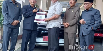 DPRD Kabupaten mengembalikan aset milik pemerintah berupa mobil kedinasan dan laptop setelah masa jabatannya selesai per hari ini Senin, 12 Agustus 2024. (Hesty Imaniar/Lingkarjateng.id)