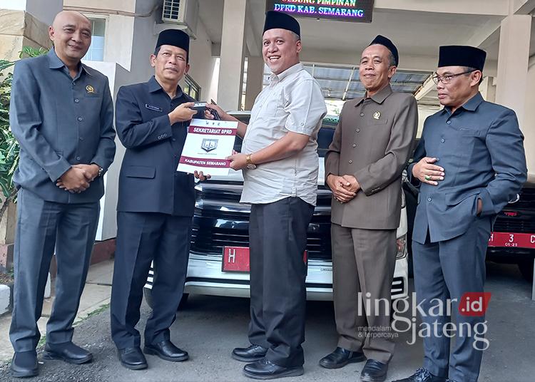 DPRD Kabupaten mengembalikan aset milik pemerintah berupa mobil kedinasan dan laptop setelah masa jabatannya selesai per hari ini Senin, 12 Agustus 2024. (Hesty Imaniar/Lingkarjateng.id)
