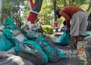 NORMALISASI: Pembersihan drainase di sepanjang Jalan Kartini, Purwodadi, Grobogan, pada Senin, 26 Agustus 2024. (Eko Wicaksono/Lingkarjateng.id)