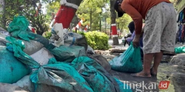 NORMALISASI: Pembersihan drainase di sepanjang Jalan Kartini, Purwodadi, Grobogan, pada Senin, 26 Agustus 2024. (Eko Wicaksono/Lingkarjateng.id)