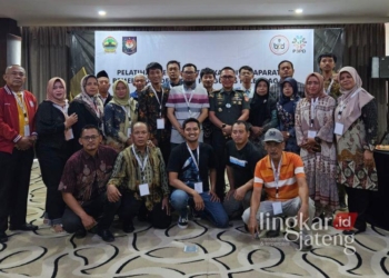 PELATIHAN: Komandan Kodim 0718/Pati Letkol Inf Jon Young Saragi foto bersama pesreta pelatihan peningkatan kapasitas aparatur desa dan pengurus kelembagaan desa di hotel MG Setos Semarang, Kamis, 29 Agustus 2024. (Kodim Pati/Lingkarjateng.id)