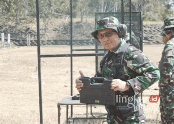 Komandan Kodim 0718/Pati Letkol Inf Jon Young Saragi saat mengikuti lomba menembak senapan dan pistol dalam rangka Hari Ulang Tahun (HUT) ke-63 Korem 073/Makutarama di lapangan tembak Makutarama Kembangsari, Kabupaten Semarang, pada Jumat, 30 Agustus 2024. (Dok. HMS/Lingkarjateng.id)
