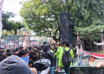 Aksi demo ribuan mahasiswa di Semarang dalam menolak revisi UU Pilkada di depan Gedung DPRD Jateng berujung ricuh pada Kamis, 22 Agustus 2024. (Rizky Syahrul Al-Fath/Lingkarjateng.id)