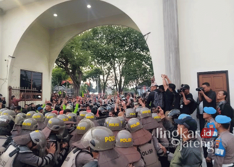 Polisi Sempat Halangi Pendampingan Hukum Peserta Demo di Semarang yang Ditangkap 25 Suasana ricuh saat mahasiswa menjebol pagar besi mencoba ingin masuk ke Gedung DPRD Kota Semarang namun dihadang oleh aparat kepolisian pada Senin, 26 Agustus 2024. (Rizky Syahrul Al-Fath/Lingkarjateng.id)