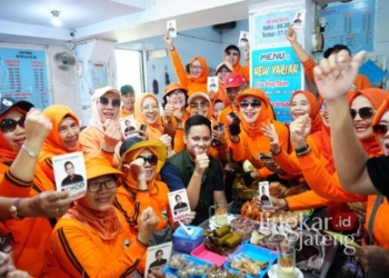 Bakal Calon Wali Kota Semarang Dico M. Ganinduto saat berfoto dengan emak-emak. (Rizky Syahrul Al-Fath/Lingkarjateng.id)