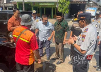 Pengarahan yang dilakukan oleh Dishuh Jepara beserta rombongannya kepada salah satu jukir di depan Pasar Tahunan. (Muhammad Aminudin/Lingkarjateng.id)