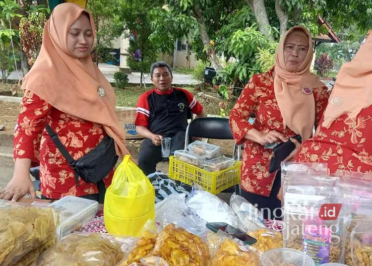 Salah satu stand di GPM yang digelar di halaman Kantor DIspertanikap Kabupaten Semarang saat menawarkan olahan hasil sektor pertanian pada Kamis, 8 Agustus 2024. (Hesty Imaniar/Lingkarjateng.id)