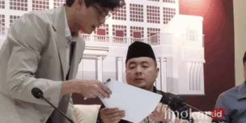 Ketua KPU RI Mochammad Afifuddin (tengah) mengecek dokumen bersama Komisioner KPU RI August Mellaz (kiri) dan Yulianto Sudrajat di Gedung KPU RI, Jakarta, pada Jumat, 23 Agustus 2024. (Antara/Lingkarjateng.id)