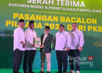 Ketua Umum DPP PKB, Abdul Muhaimin Iskandar atau Cak Imin saat menyerahkan rekom kepada Edi Sayudi-Eko Pringgolaksito sebagai pasangan bakal calon bupati-wakil bupati dalam Pilkada Demak bertempat di Jakarta pada Minggu, 18 Agustus 2024. (Dok. Pribadi/Lingkarjateng.id)