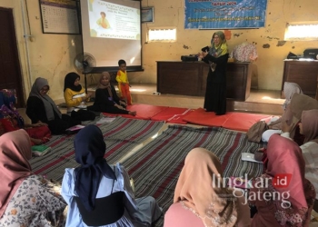 Bd. Uswatun Kasanah, S.Si.T., M.Kes tengah menjelaskan tentang kompres daun kubis sebagai solusi untuk mengatasi pembengkakan payudara bagi  ibu yang akan menyusui. (Dok. Lingkarjateng.id)