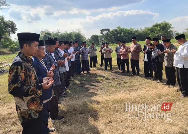 KHUSYUK: Kunjungan dan doa bersama para pengasuh ponpes yang tergabung dalam Forum Pesantren Alumni Gontor (FPAG) di tanah wakaf Dukuh Proko, Desa Winong, Kecamatan Kaliwungu, Kabupaten Kudus, untuk pembangunan kampus baru PTMA Kudus pada Sabtu, 24 Agustus 2024. (Muhammad Aminudin/Lingkarjateng.id)