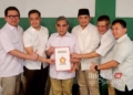 Witiarso Utomo (dua dari kiri) dan Ibnu Hajar (tiga dari kanan) saat menerima surat rekomendasi dari Ketua DPC Gerindra Arizal Wahyu Hidayat (paling kiri) sebagai pasangan cabup-cawabup di Pilkada Jepara 2024. (Dok. HMS/Lingkarjateng.id)