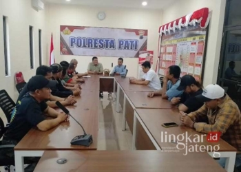 AUDIENSI: Gerakan Masyarakat Antipungli (Germap) meminta bantuan kepada Satreskrim Polresta Pati untuk membuka data potensi penerimaan pajak dari sektor karaoke di BPKAD sejak tahun 2014-2024, pada Rabu, 21 Agustus 2024. (Arif Febriyanto/Lingkarjateng.id)