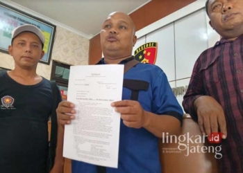 Ketua Gerakan Masyarakat Antipungli (Germap), Cahya Basuki alias Yayak Gundul, memperlihatkan surat pengajuan audiensi di Kantor Reskrim Polresta Pati pada Senin, 19 Agustus 2024. (Setyo Nugroho/Lingkarjateng.id)
