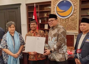 TERPILIH: Pasangan bakal calon bupati dan wakil bupati Harno dan Mochamad Hanies Cholil Barro’ (Hanies) menerima rekomendasi dari Partai NasDem untuk maju Pilkada Rembang 2024. (Dok. NasDem Rembang/Lingkarjateng.id)