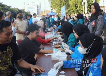 Himpunan mahasiswa keperawatan se-Kota Semarang menggelar sosial campaign dengan tema “CARE (Campaign, Awareness, Remind, Education) for Diabetes di Simpang Lima Semarang pada hari Minggu, 25 Agustus 2024 pagi. (Dok. HMS/Lingkarjateng.id)