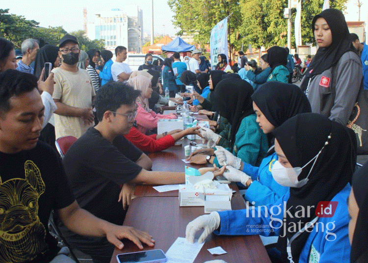 Berantas Diabetes Melitus, Himpunan Mahasiswa Keperawatan Se-Kota Semarang Gelar Cek Kesehatan Gratis 25 Himpunan mahasiswa keperawatan se-Kota Semarang menggelar sosial campaign dengan tema “CARE (Campaign, Awareness, Remind, Education) for Diabetes di Simpang Lima Semarang pada hari Minggu, 25 Agustus 2024 pagi. (Dok. HMS/Lingkarjateng.id)