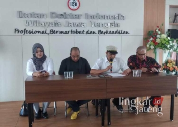 Ketua IDI Jateng dr. Telogo Wismo (bertopi) saat memberi keterangan di hadapan awak media terkait kasus bunuh diri mahasiswi PPDS Fakultas Kedokteran Undip. (Rizky Syahrul Al-Fath/Lingkarjateng.id)
