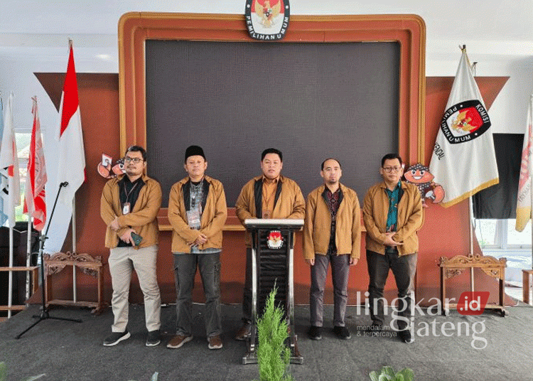 3 Paslon akan Berebut Suara di Pilkada Kendal 2024 25 Jajaran KPU Kendal saat membuka pendaftaran calon kepala daerah Pilkada Kendal pada Selasa, 27 Agustus 2024. (Dok. KPU Kendal/Lingkarjateng.id)