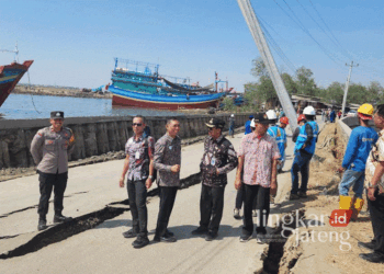 Penampakan kondisi jalan menuju Pulau Seprapat tepatnya di Desa Growong Lor, Kecamatan Juwana, Kabupaten Pati, yang ambles pada Kamis, 29 Agustus 2024. (Setyo Nugroho/Lingkarjateng.id)