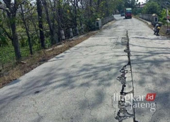 Jalan milik Provinsi Jawa Tengah penghubung Cepu-Sulursari mulai rusak tepatnya di Desa Plosorejo dan Desa Randulawang. (Hanafi/Lingkarjateng.id)