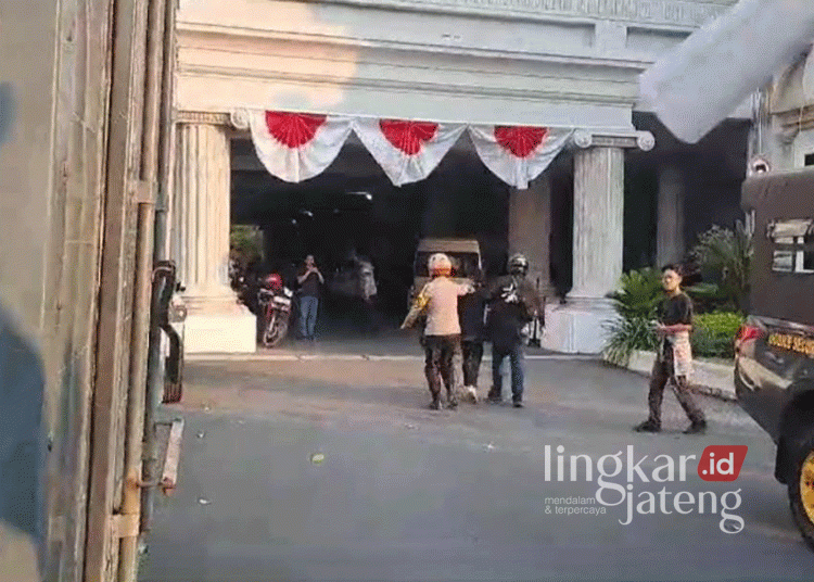 Liput Demo Semarang yang Ricuh, Jurnalis Kampus Diduga Dianiaya Aparat 25 Tampak seorang jurnalis pers mahasiswa sedang di seret aparat kepolisian untuk di amankan ke Gedung DPRD Kota Semarang pada Senin sore, 26 Agustus 2024. (Rizky Syahrul Al-Fath/Lingkarjateng.id)