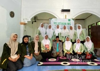 KKN UNISNU Desa Sumanding Jepara Gelar Pelatihan Public Speaking bersama Kader Fatayat NU 25 Tim KKN UNISNU Desa Sumanding, Jepara, saat menggelar pelatihan public speaking bersama kader Fatayat NU desa setempat. (Dok. HMS/Lingkarjateng.id)