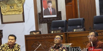 KHIDMAT: Ketua Sementara DPRD Grobogan Agus Siswanto (tengah) bersama dengan Devisi Pencegahan dan Penindakan KPK RI untuk mengisi pencegahan korupsi bersama anggota DPRD Grobogan, Kamis, 15 Agustus 2024. (Dok. Lingkarjateng.id)
