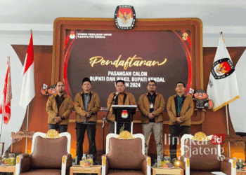 Jajaran Komisioner KPU Kendal secara simbolis membuka pendaftaran Cabup-Cawabup Kendal di Pilkada 2024 pada Selasa, 27 Agustus 2024. (Dok. Pribadi/Lingkarjateng.id)