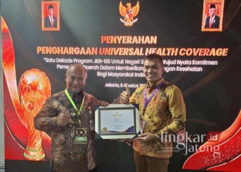 Penjabat (Pj) Bupati Pati Henggar Budi Anggoro (kiri) berfoto usai menerima penghargaan UHC Awards 2024 di The Krakatau Grand Ballroom, Jl. Taman Mini Indonesia Indah Pintu 1, Cipayung, Jakarta Timur, pada Kamis, 8 Agustus 2024. (Dok. Humas Pemkab Pati/Lingkarjateng.id)