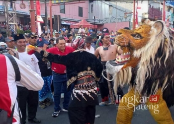 MERIAH: Bupati Semarang, Ngesti Nugraha, didampingi sang istri Peni Ngesti Nugraha beserta Forkompimda Kabupaten Semarang terlihat bahagia menyambut peserta karnaval Pawai Pembangunan Kabupaten Semarang dalam rangka perayaan HUT ke-79 RI di Kecamatan Ambarawa pada Minggu, 18 Agustus 2024. (Hesty Imaniar/Lingkarjateng.id)