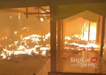 Api berkobar menghanguskan lima rumah dan satu musala di RT 04/RW 01 Dukuh Guyangan, Desa Sidoluhur, Kecamatan Jaken, Kabupaten Pati, Jawa Tengah, pada Minggu malam, 25 Agustus 2024. (Arif Febriyanto/Lingkarjateng.id)