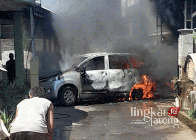 Sebanyak 3 mobil dan 4 motor ludes terbakar di Desa Pelemkerep RT 03/RW 05, Kecamatan Mayong, Kabupaten Jepara, pada Sabtu, 31 Agustus 2024. (Muhammad Aminudin/Lingkarjateng.id)