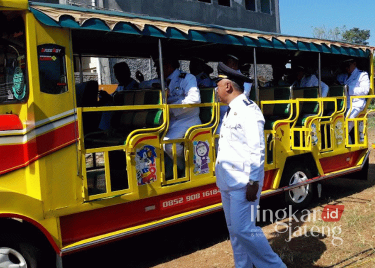 Sejumlah pejabat Kecamatan Boja, Kabupaten Kendal, menghadiri upacara HUT ke-79 RI dengan menaiki odong-odong, pada Sabtu, 17 Agustus 2024. (Syahril Muadz/Lingkarjateng.id)