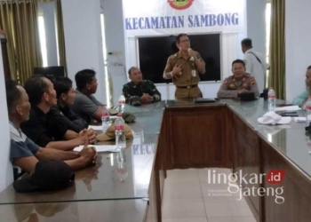 Forkompimcam Sambong saat menerima perwakilan pendemo yang menuntut agar Kepala Desa Biting, Kecamatan Sambong, Kabupaten Blora, dicopot dari jabatannya terkait kasus penganiayaan. (Hanafi/Lingkarjateng.id)