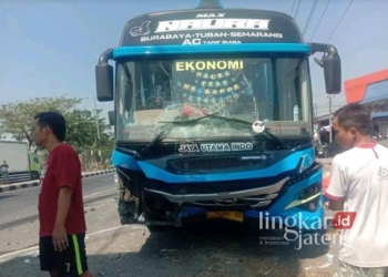 Kondisi Bus Jaya Utama usai menabrak mobil pickup di Jalan Lingkar Selatan, Pati, pada Selasa siang, 20 Agustus 2024. (Arif Febriyanto/Lingkarjateng.id)