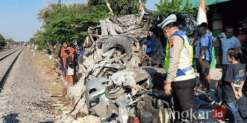 Tim gabungan kepolisian melakukan olah TKP guna memastikan kebenaran kronologi terjadinya kecelakaan yang melibatkan KA 2 Argo Bromo Anggrek dengan mobil di perlintasan sebidang di Desa Tunggak, Toroh, Grobogan, pada Sabtu, 17 Agustus 2024. (Eko Wicaksono/Lingkarjateng.id)