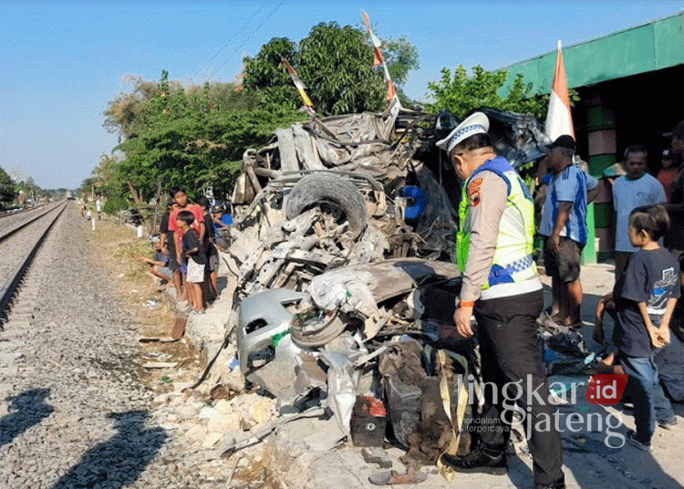 Tim gabungan kepolisian melakukan olah TKP guna memastikan kebenaran kronologi terjadinya kecelakaan yang melibatkan KA 2 Argo Bromo Anggrek dengan mobil di perlintasan sebidang di Desa Tunggak, Toroh, Grobogan, pada Sabtu, 17 Agustus 2024. (Eko Wicaksono/Lingkarjateng.id)