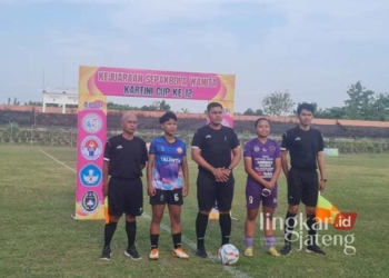 Yayasan Olahraga Kartini Cup (YOKC) Jakarta bekeja sama dengan Asosiasi Kabupaten (Askab) Persatuan Sepakbola Seluruh Indonesia (PSSI) Jepara menggelar turnamen sepak bola wanita bertajuk Kartini Cup ke-12 di Stadion Kamal Junaidi Jepara mulai tanggal 7 hingga 10 Agustus 2024. (Muhammad Aminudin/Lingkarjateng.id)