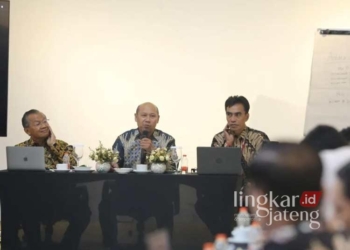Deputi Bidang Koordinasi Revolusi Mental, Pemajuan Kebudayaan, dan Prestasi Olahraga Kemenko PMK Warsito (tengah) saat memimpin Focus Group Discussion di Antara Heritage Center (AHC), Jakarta, pada Kamis, 22 Agustus 2024. (Antara/Lingkarjateng.id)