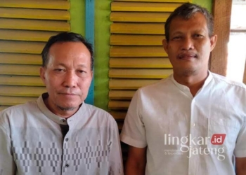 Kepala SMPN 3 Cepu Suyitno (kiri) dan Ketua Komite Suyoko (kanan). (Hanafi/Lingkarjateng.id)