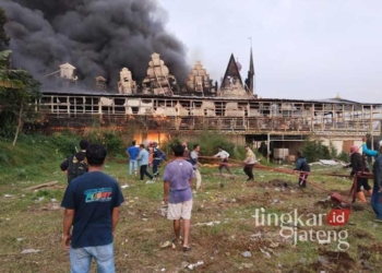 Petugas damkar dan tim gabungan saat berusaha memadamkan api yang membakar salah satu restoran dan laboratorium kultur jaringan di DWT Taman Bunga Celosia, Kecamatan Bandungan, Kabuapten Semarang, pada Selasa, 6 Agustus 2024. (Hesty Imaniar/Lingkarjateng.id)