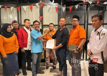 Partai Non Parlemen Kendal Merapat, Koalisi Mirna-Riki Makin Gemuk 26 Ketua Koalisi PNP Kendal, Didik Junaidi, saat memberikan surat pernyataan dukungan terhadap pasangan Bakal Calon Bupati-Wakil Bupati Kendal, Mirna Annisa dan Urike Hidayat. (Dok. Pribadi/Lingkarjateng.id)