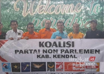 Jajaran pengurus partai dari Koalisi Partai Non Parlemen (PNP) Kendal. (Dok. Pribadi/Lingkarjateng.id)
