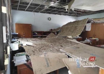 Kondisi ruang guru SDN Sendanggayam, Kecamatan Banjarerjo, Kabupaten Blora, pasca plafon ambrol beberapa waktu lalu. (Hanafi/Lingkarjateng.id)