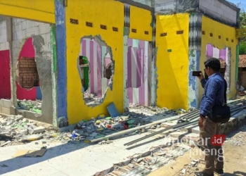 Kondisi rumah Sumadi (44) warga Desa Treteg, Kecamatan Pucakwangi, Kabupaten Pati, usai dirobohkan kekasihnya yang bekerja sebagai TKW di Dubai. (Setyo Nugroho/Lingkarjateng.id)