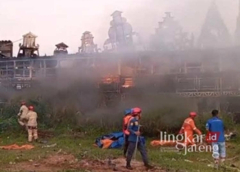 Petugas pemadam kebakaran saat berusaha memadamkan api di salah satu blok yang terbakar di objek wisata Taman Bunga Celosia, Kecamatan Bandungan, Kabupaten Semarang, pada Selasa, 6 Agustus 2024. (Hesty Imaniar/Lingkarjateng.id)