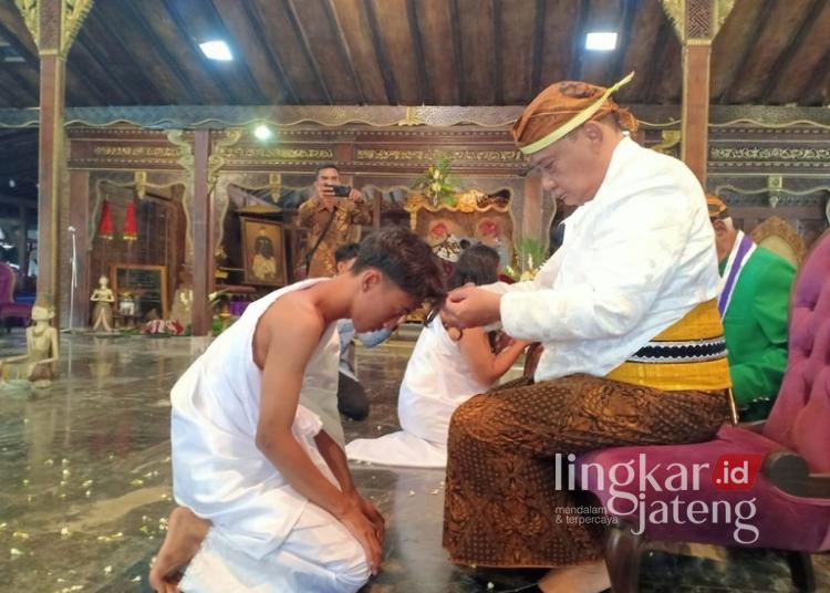 MEMOTONG RAMBUT: Ritual potong rambut dan kuku oleh sesepuh adat Kampung Djawa Sekatul Sri Anglung Prabu Punto Djojonagoro Cakrabuana Girinata dalam ritual ruwatan di Kampung Djawa Sekatul Desa Margosari, Kecamatan Limbangan, Kabupaten Kendal, Sabtu, 3 Agustus 2024. (Unggul Priambodo/Lingkarjateng.id)