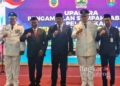 BERPOSE: Penjabat Gubernur Jawa Tengah Nana Sudjana (tengah) usai melantik jabatan pelantikan dan serah terima Penjabat (Pj) Bupati Cilacap Arief Irwanto dan Pj Bupati Pati Sujarwanto Dwi Atmoko di Gedung Gradhika Bakti Praja, Kantor Gubernuran Jawa Tengah, Semarang, Sabtu, 10 Agustus 2024. (Pemprov Jateng/Lingkarjateng.id)
